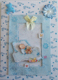VENDUE - Carte postale 3D d'un bébé sous sa couette bleue.