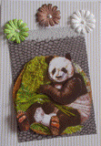 VENDUE - Carte postale 3D  d'un panda assis dans l'herbe.