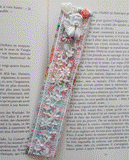 VENDU - Marque-pages petit ange sur une dentelle fleurie brodée de perles de rocaille.