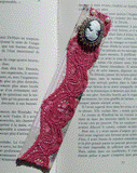 VENDUE - Marque-pages camée représentant une femme sur une jolie dentelle rose.