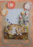 Carte postale 3D d'un chat tigré sur fond de tulipes et pensées pour les amoureux des chats.