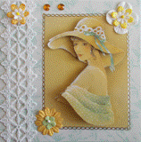 Carte postale 3D femme au chapeau aux marguerites et ruban vert sur fond fleuri pastel.