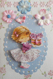 VENDUE - Carte postale 3D petite fille mauve aux violettes à la robe pailletée sur fond fleuri.