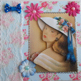 Carte postale 3D d'une femme à la capeline fleurie et ruban bleu sur fond à motif roses anciennes.