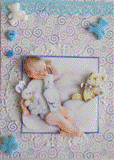 Carte postale 3D d'un bébé et ses peluches sur un napperon en dentelle de papier.