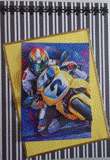 Carte postale 3D moto de course jaune sur fond rayé gris et blanc