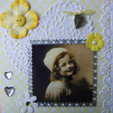 Carte postale d'une petite fille sépia sur fond à carreaux jaune et blanc.