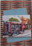 VENDUE - Carte postale 3D camion de pompiers sur fond rouge et marron