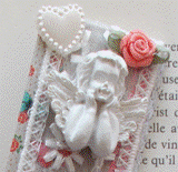 VENDU - Marque-pages petit ange sur une dentelle fleurie brodée de perles de rocaille.