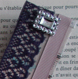 VENDUE - Marque-pages camée représentant des fleurs sur une fine dentelle violette