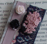 VENDUE - Marque-pages camée représentant des fleurs sur une fine dentelle violette