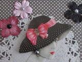 VENDUE - Carte postale 3D femme au chapeau noir et blanc et ruban rose sur fond à pois.
