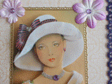 VENDUE - Carte postale 3D femme à la capeline au ruban rayé sur fond saumon.