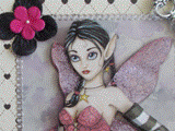 Carte postale 3D d'une fée rose et noire sur fond à motifs coeurs